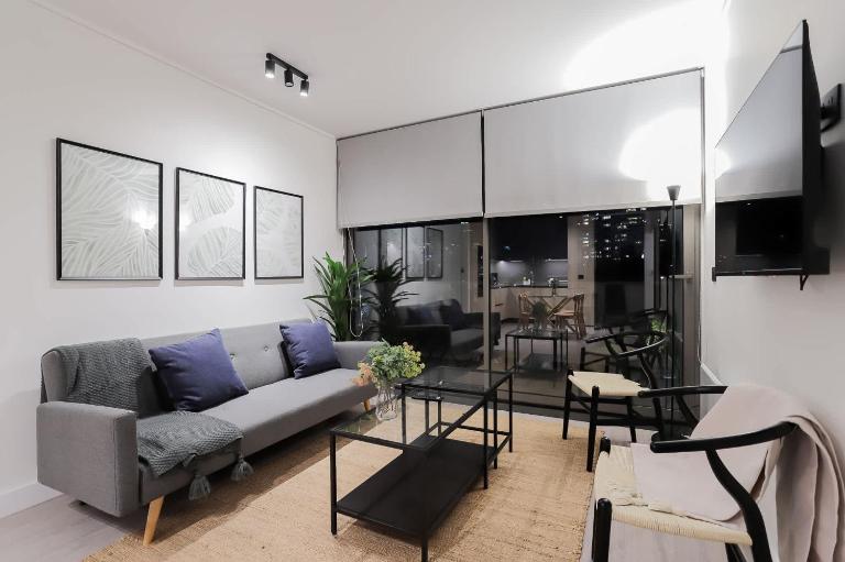 Luxury Mall Chic 2BR near Arauco Park - B&B Santiago