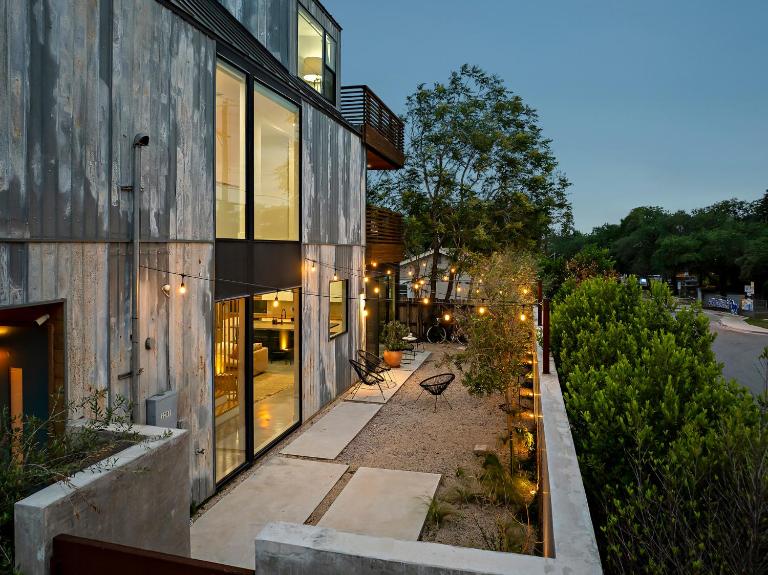 Rooftop Deck, DT City Views, Modern Eastside Oasis - Bed and Breakfast Austin
