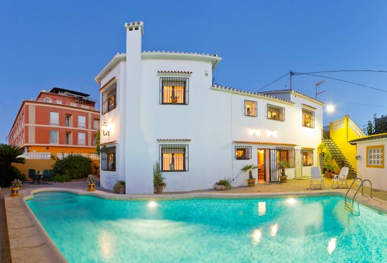 Precioso chalet con gran algarrobo y piscina privada - B&B La Jara