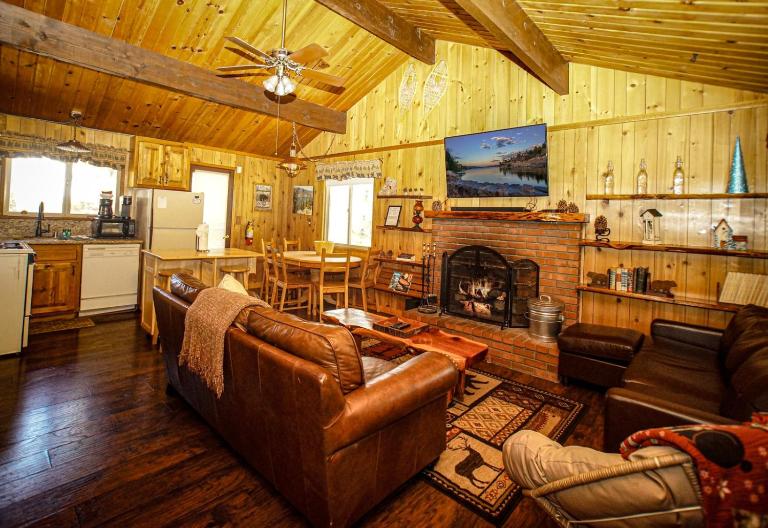 Big Wood Pines - Relaxing home with a large fenced yard for your furry friends to enjoy! - Chambres d'hôtes Big Bear City
