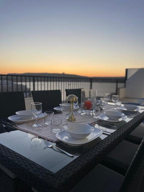 Seafront Penthouse with Large Terrace and Panoramic Views-Mellieha Bay Ghadira - B&B Mellieha