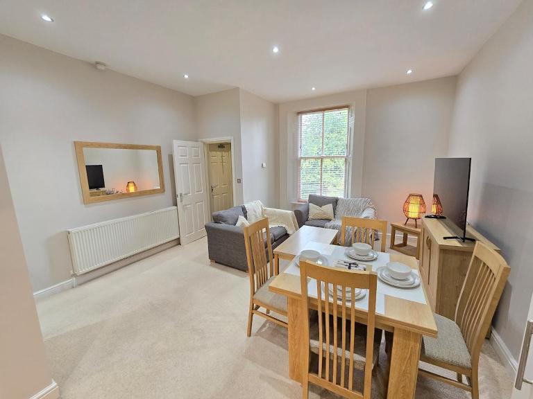 Exquisite 2 Bedroom Apartment With Free Parking - B&B Sheffield