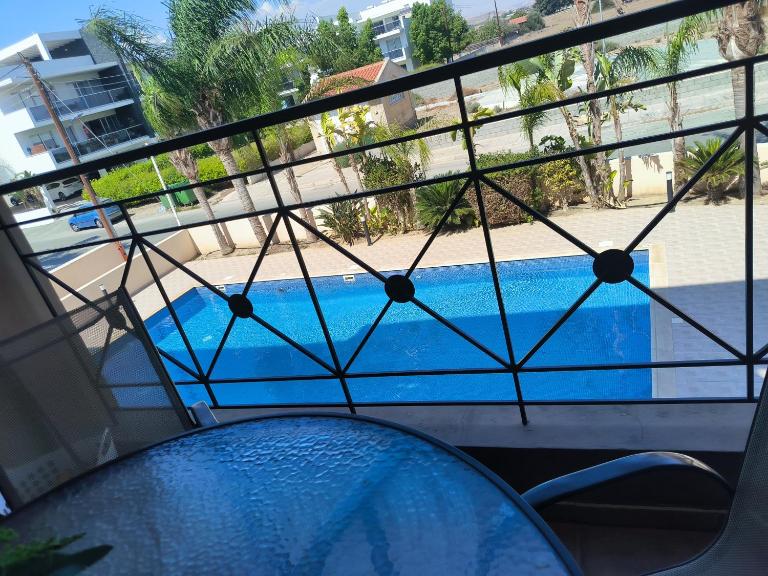 2 Bed Apartment in Kiti with Communal Pool - Chambres d'hôtes Kíti