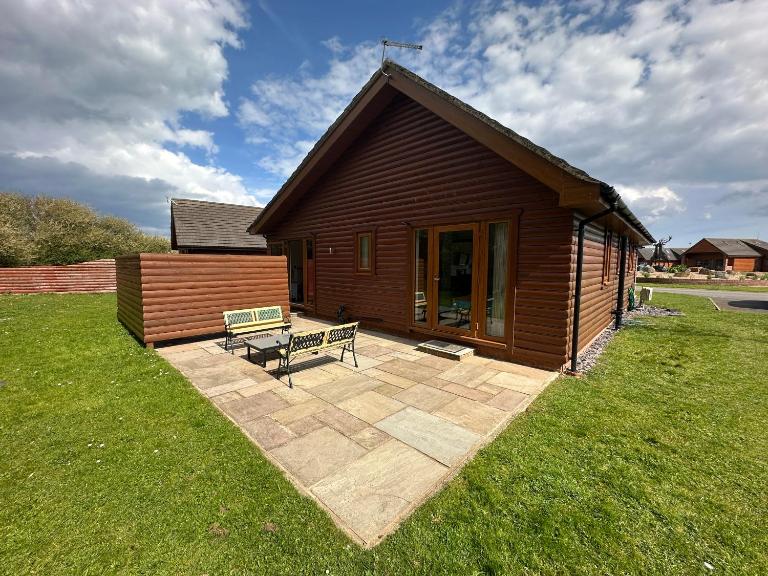 Lily Lodge-Tranquil-Hot Tub-Fishing-7m to beach - B&B Garton