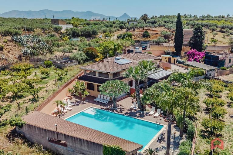 Huge Villa with Stunnig Pool - B&B Partinico