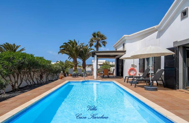 Villa Casa Karoline with a sunny terrace, heated pool, comfort and privacy in a quiet neighborhood - Bed and Breakfast Playa Blanca