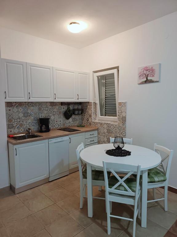 Lara - apartment near the beach - B&B Vrbnik