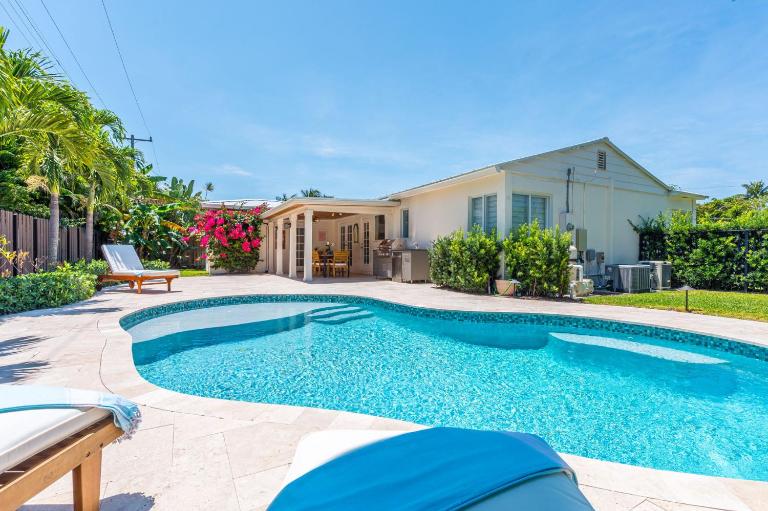 Palm Beach Retreat Salt Pool I Outdoor Dine & BBQ - Bed and Breakfast West Palm Beach