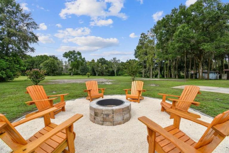 Spacious 4 Bedroom Entire Home, Tampa, Fire Pit - Bed and Breakfast Lutz