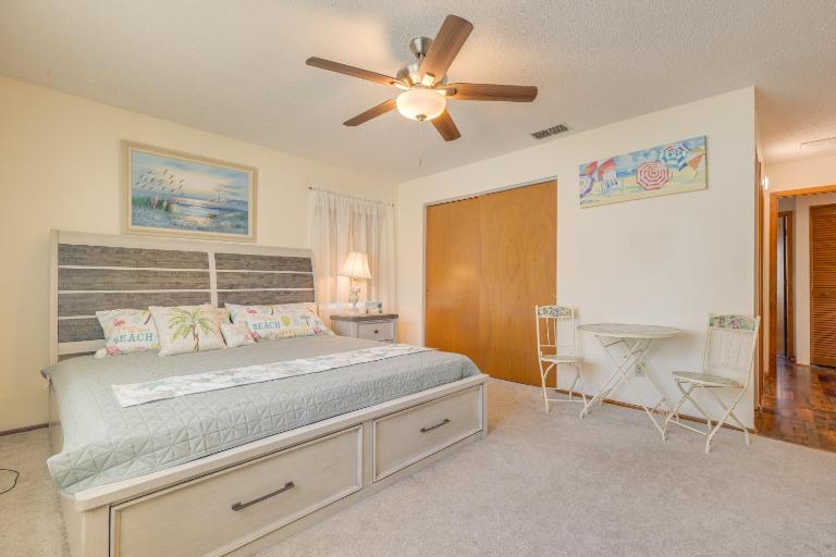 King size bed, private bathroom, flat TV - Ferienwohnung Clearwater