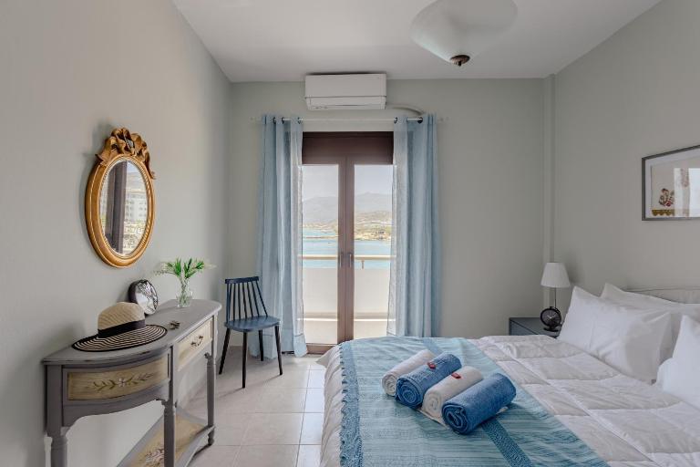 Eclectic Vintage Apartment- Sea View Perfection, Hersonissos, Crete - B&B Khersónisos