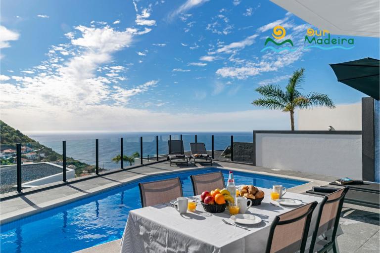 Great modern villa AC sea-view Calheta Charm - Chambres d'hôtes Calheta