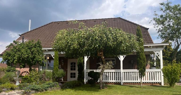 ZWITSCHERNEST Stilvolle helle Ferienwohnung Gästezimmer Monteurwohnung für 1 bis 6 Personen 3 Zimmer 60 qm - Ferienwohnung Itzehoe