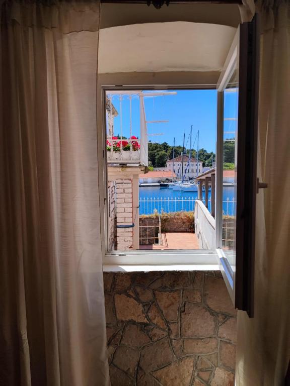 Apartment with quiet yard and garden - B&B Milna