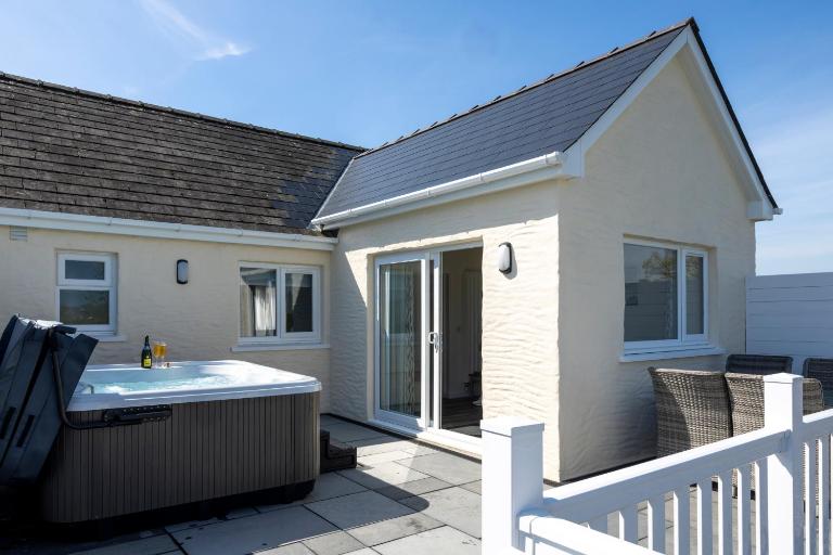 Fern Cottage - Dog Friendly Cottage with Hot Tub - B&B Begelly