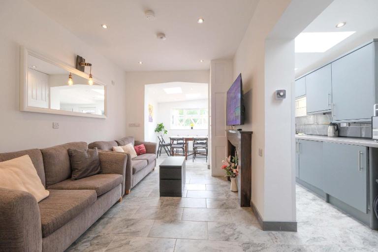 Five bedroom house in Douglas road - B&B Bristol