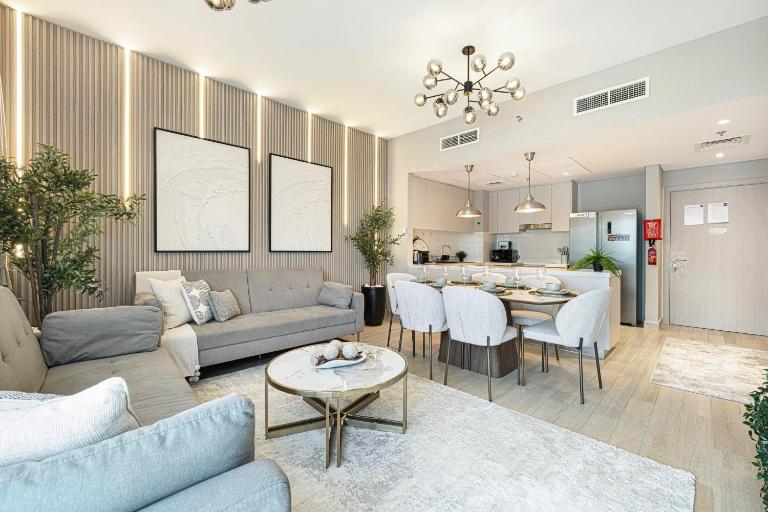 Luxury 4 Bedroom Apartment with Ferrari World and Sea Views, Yas Island Waterfront, Pool, Gym, Playground, Walk to Yas Mall - B&B Abu Dabi
