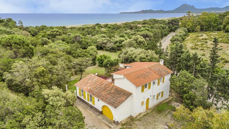 Villa La Scuderia I Unique Beachfront Villa - Chambres d'hôtes San Priamo