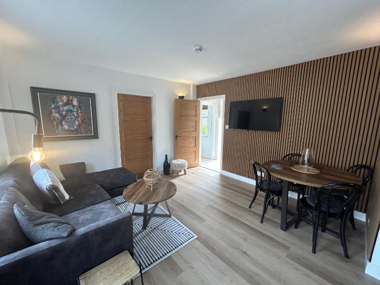 The Hideaway - 2-Bedroom Apartment with outdoor terrace & free parking - Ferienwohnung Lancaster