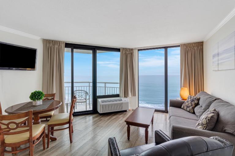 Impressive 1Br Oceanfront Suite, Dogs OK! 1006 - Bed and Breakfast Myrtle Beach