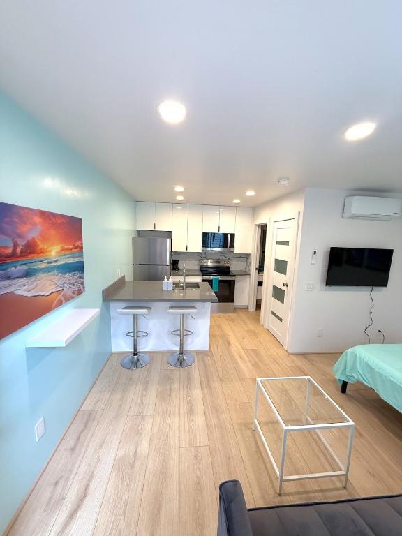 CasaViva Sol - Modern Pet-Friendly Studio with Patio & Shared Yard - Walk to Eats & Coffee, 5 Min to Gaslamp & Beaches - Ferienwohnung San Diego