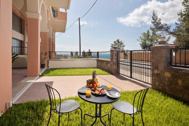 Casa del Mar-Mon Repo Beachfront Apt near Airport - Bed and Breakfast Anemómylos