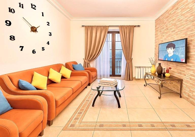 Cosy One bedroom Appartment with open balcony terrace, near Opera, Tumanyan & Pushkin streets, Self Check in, city centre, Yerevan - B&B Jerevan