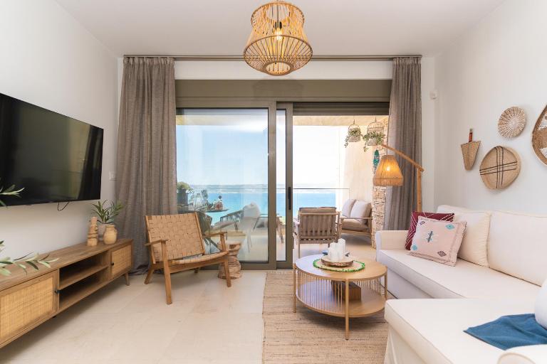 Kymvari - Stunning sea view-elegant apt-infinity shared pool - Bed and Breakfast Kalyves