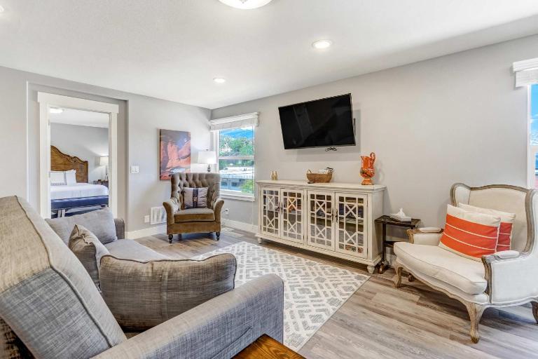 Vermijo Flat Walk to Downtown Shops & Dining - B&B Colorado Springs