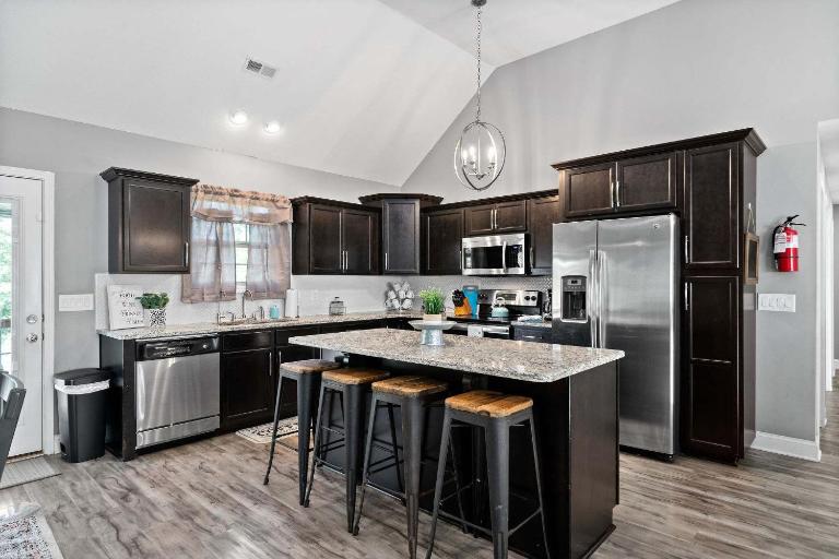 Mins to Downtown & Ft Campbell - Lux at Lancelot - Bed and Breakfast Clarksville