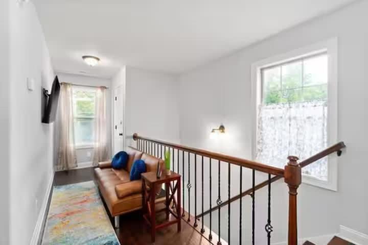 Mins from Downtown - Campbell Carriage House - B&B Clarksville