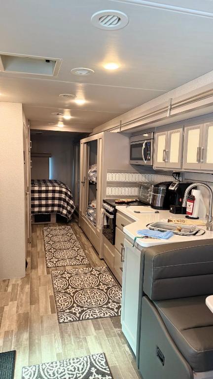 Private Cozy R/V , for your enjoyment - B&B Tamiami