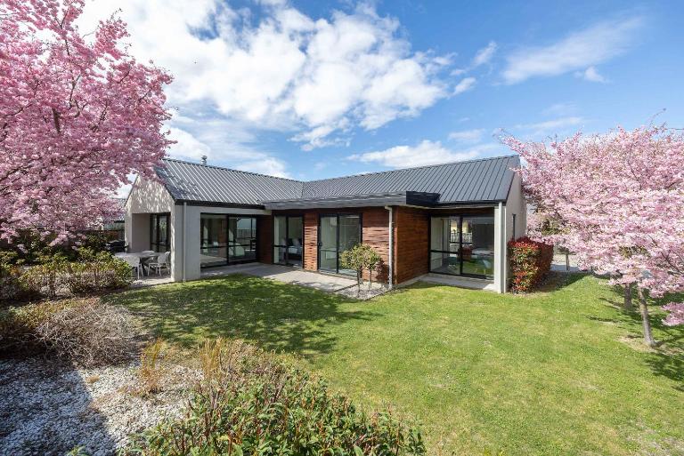 Mountain views in Meadowstone - B&B Wanaka