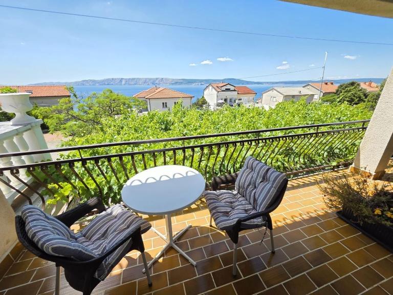LEO ROOM 2 NV - Room for 2-3 persons with bathroom, balcony (no kitchen) - Chambres d'hôtes Novi Vinodolski