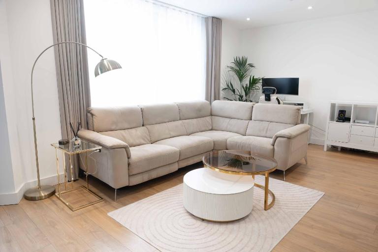 Luxury One Bedroom Apartment Near Canary Wharf with Gym - B&B London