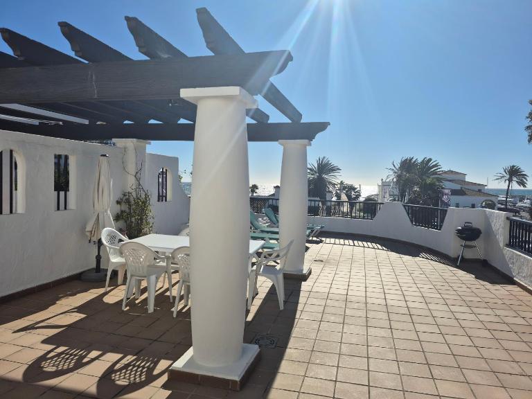 Gorgeous apartment with ideal location alongside the beach and marina and a huge 68 sqm private terrace - B&B La Duquesa