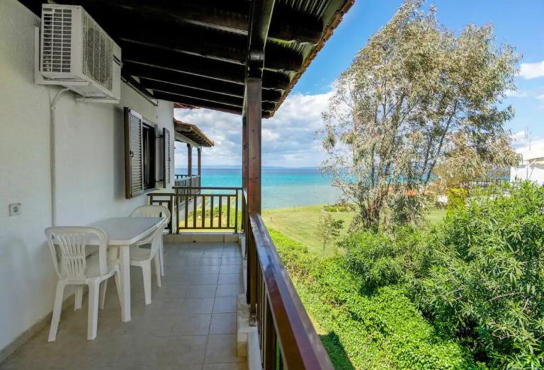 Beachfront Family Apartment with Garden in Halkidiki - B&B Políkhronon