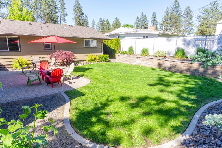 Spacious 3BR Family Retreat w Fire Pit BBQ Smart TVs & More - B&B Spokane Valley