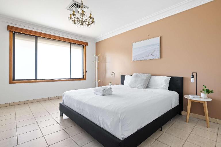 Serene and Spacious King Room in Liverpool - Quiet Yet Central - Shared Bathroom - B&B Liverpool