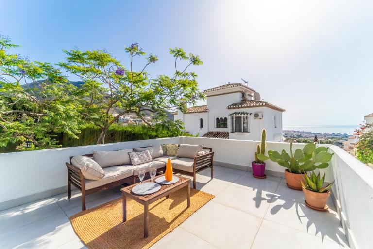 A terrace with sea view, 2 bedrooms apartment in Benalmadena - Chambres d'hôtes Benalmádena