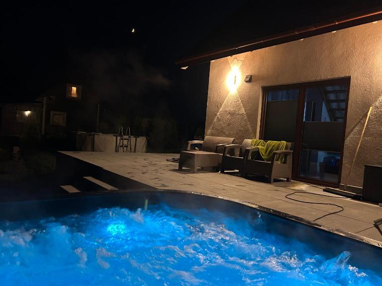 ''Kaszebe ''Domek letniskowy całoroczny z jacuzzi ,klimatyzacja nad jeziorem Raduńskim - B&B Borzestowska Huta