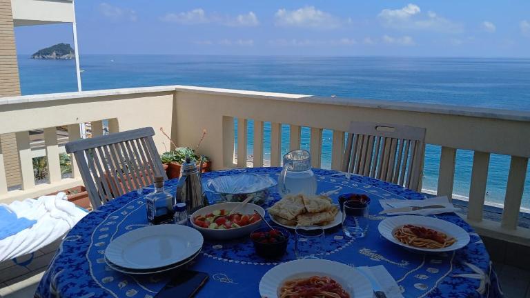 SUITE BLU INN , 10 mt from sea , one parking gratuito free - B&B Spotorno