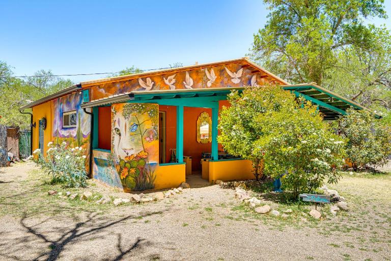 Vibrant 'Casa Paloma' w/ Patio - Near Vineyards! - B&B Patagonia