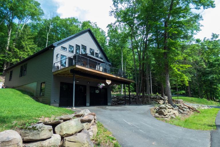 Modern Chalet with Hot Tub and Lake Access - B&B Monticello