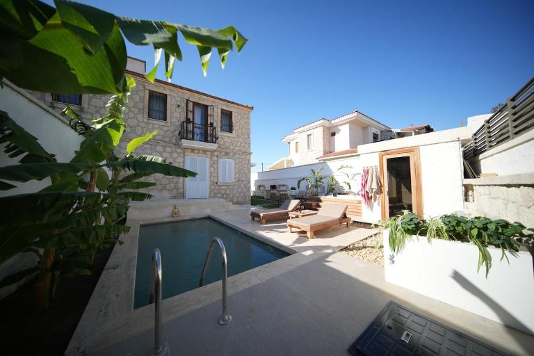 Alaçatı'da Saunalı Jakuzili Villa - B&B Çeşme