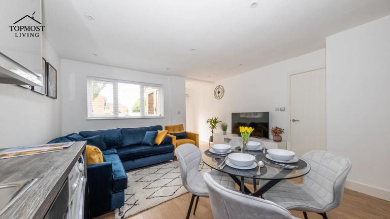 Spacious 2 bedroom home, Contractors friendly and free parking - B&B Luton
