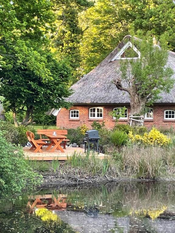 Reetdachhaus am See Ostfriesland - Ferienwohnung Leezdorf