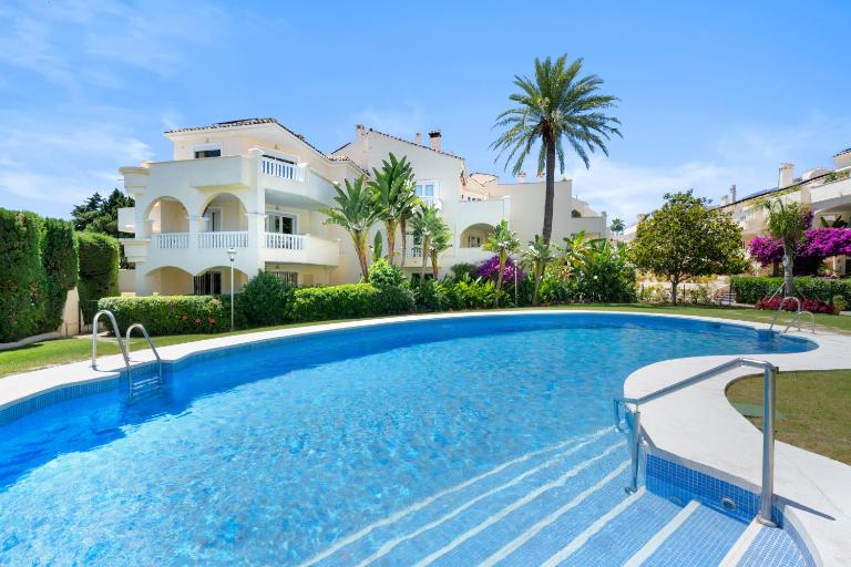 Stylish Apartment with Pool - B&B Estepona