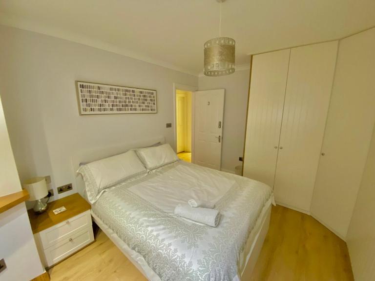 Heathrow Airport Accommodation - Ferienwohnung Staines-upon-Thames