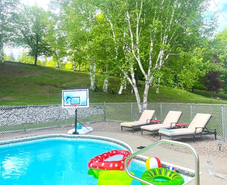 Stylish Mountain Chalet 15mins to Gore Mountain , Large Hot Tub, Playroom & Large Heated Pool - B&B Johnsburg